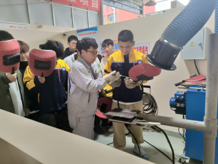 ?大國工匠進校園,一對一技能傳授