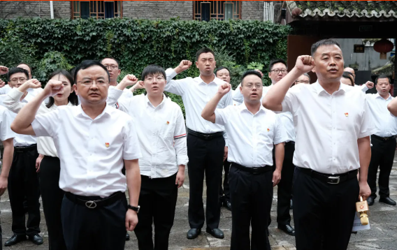 慶祝建黨100周年系列活動(三) | 畢節工業職業技術學院在紅六軍團政治部舊址舉行新黨員入黨宣誓暨黨員重溫入黨誓詞活動