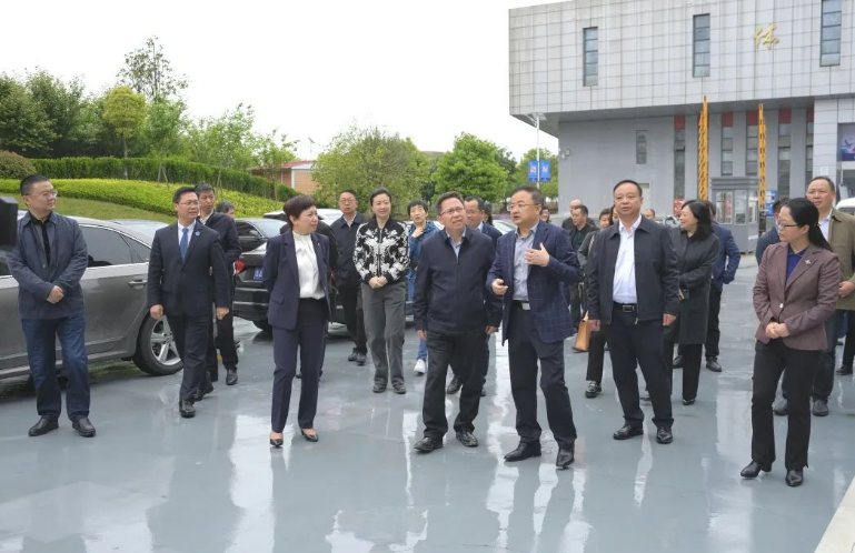 貴陽市人民政府副市長龍叢一行赴我院開展畢業生就業創業工作調研