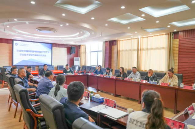 博導(dǎo)國際集團考察組一行赴我院開展校企合作座談交流