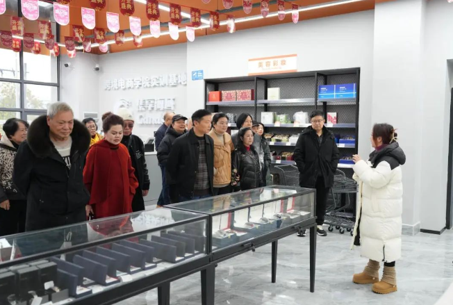 憶崢嶸歲月 話今朝發(fā)展——學(xué)院召開退休干部、教職工座談會(huì)