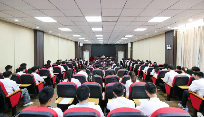 吳東來到畢節工業職業技術學院上思政課