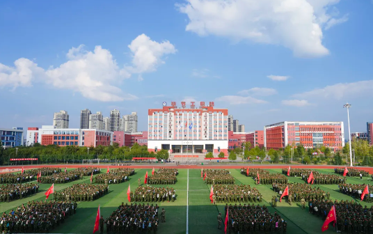 畢節工業職業技術學院2024級新生軍訓拉練紀實