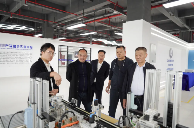 貴州省人民政府督學、省教育廳中小學名師名校長培養管理辦公室主任謝笠率隊到我院考察調研職普融通工作