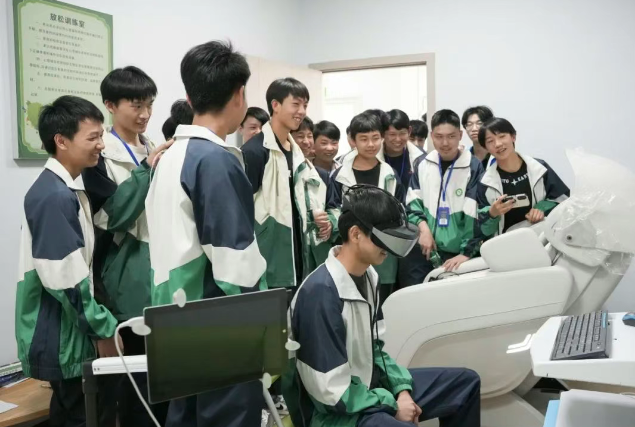 黔西市中等職業學校到我院開展游學交流活動